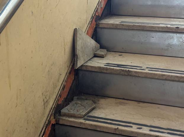 FOTO Autobusni kolodvor se raspada! Među putnike pala staklena stijenka, evo fotki