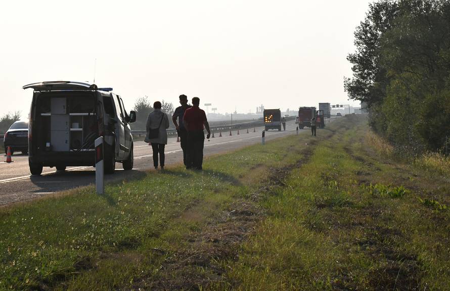 Automobil je sletio s ceste i zapalio se, putnici su izgorjeli