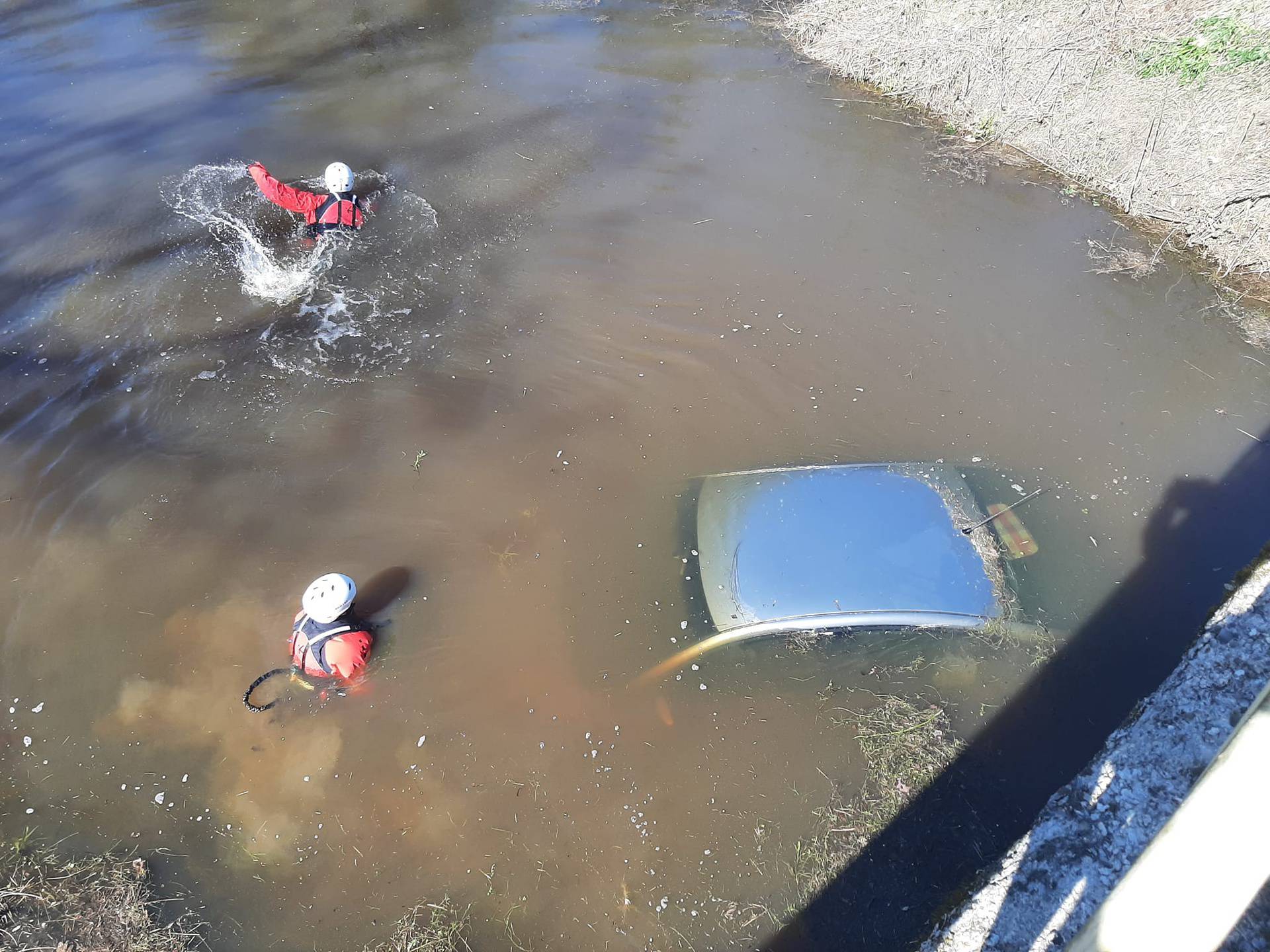 Kod Nove Gradiške vozač sletio autom u kanal pun vode i sam izašao: Auto izvukli vatrogasci