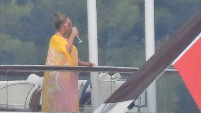 EKSKLUZIVNO Usprkos ljetnim vrućinama Beyonce se 'sakrila' iza duge ljetne haljine 