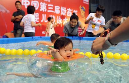 Bebe se utrkuju u plivanju loveći najdražu im igračku