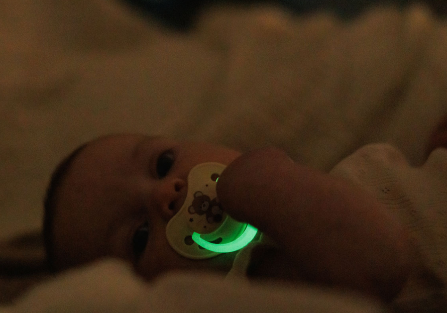 Mama, ako noću tražiš dudu po krevetiću, ovo će ti imati smisla