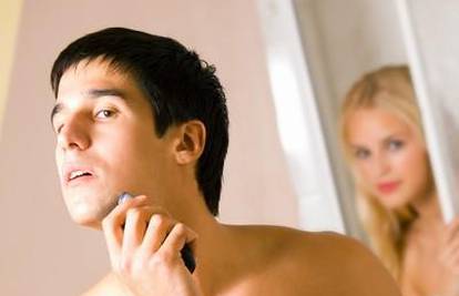Istraživanja su pokazala: Muškarci se više 'lickaju'