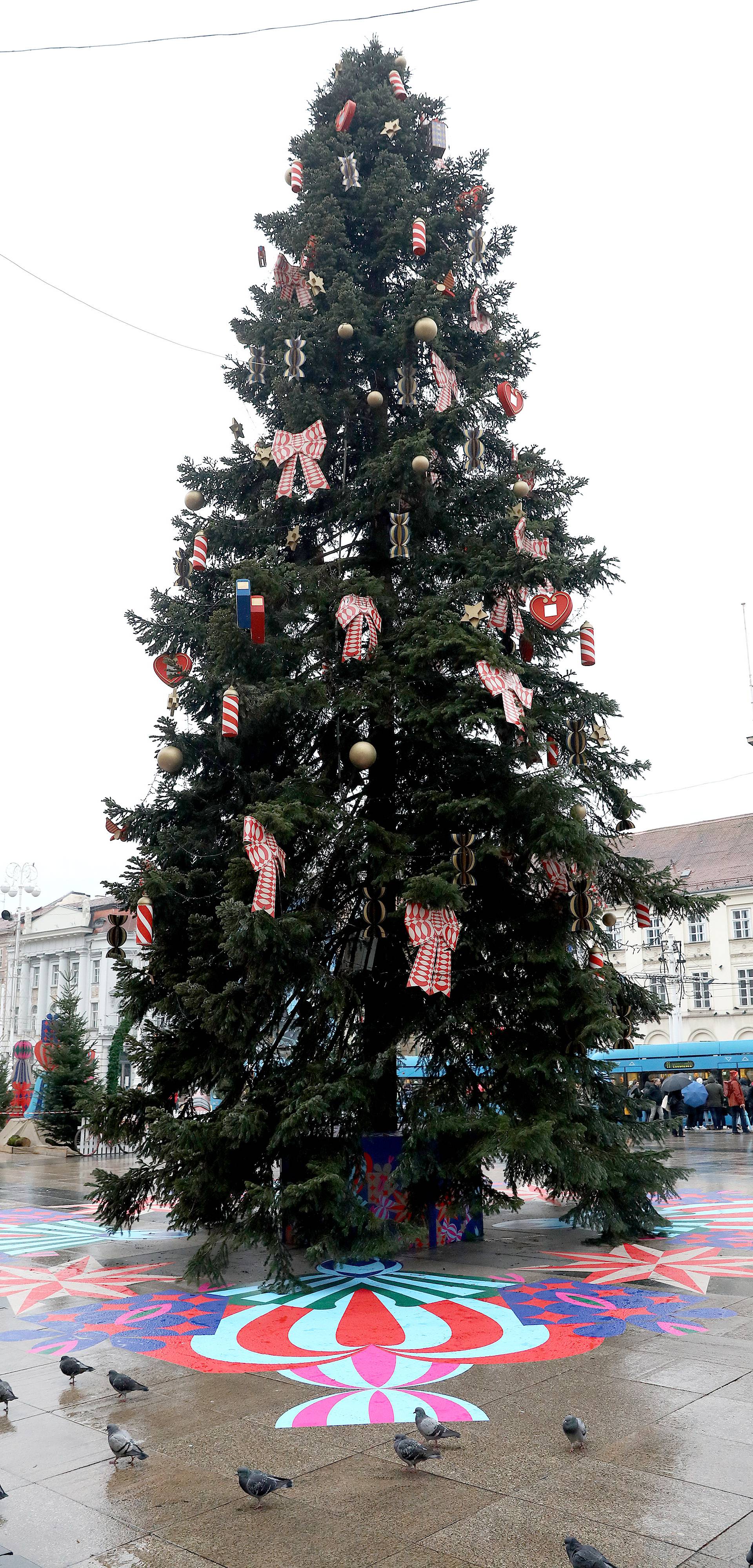 Zagreb: Bor na Trgu dobio ukrase u stilu steet arta