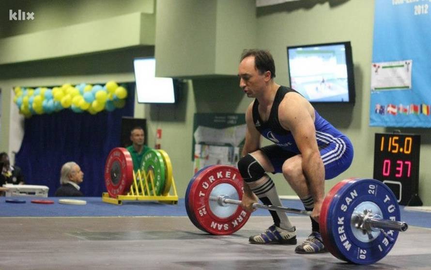 Don Anto diže utege i svoja odličja prodaje da spasi djecu