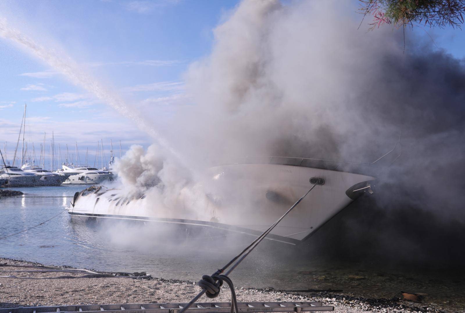 Vatrogasci još uvijek gase brodove koji su se noćas zapalili u Kaštel Gomilici