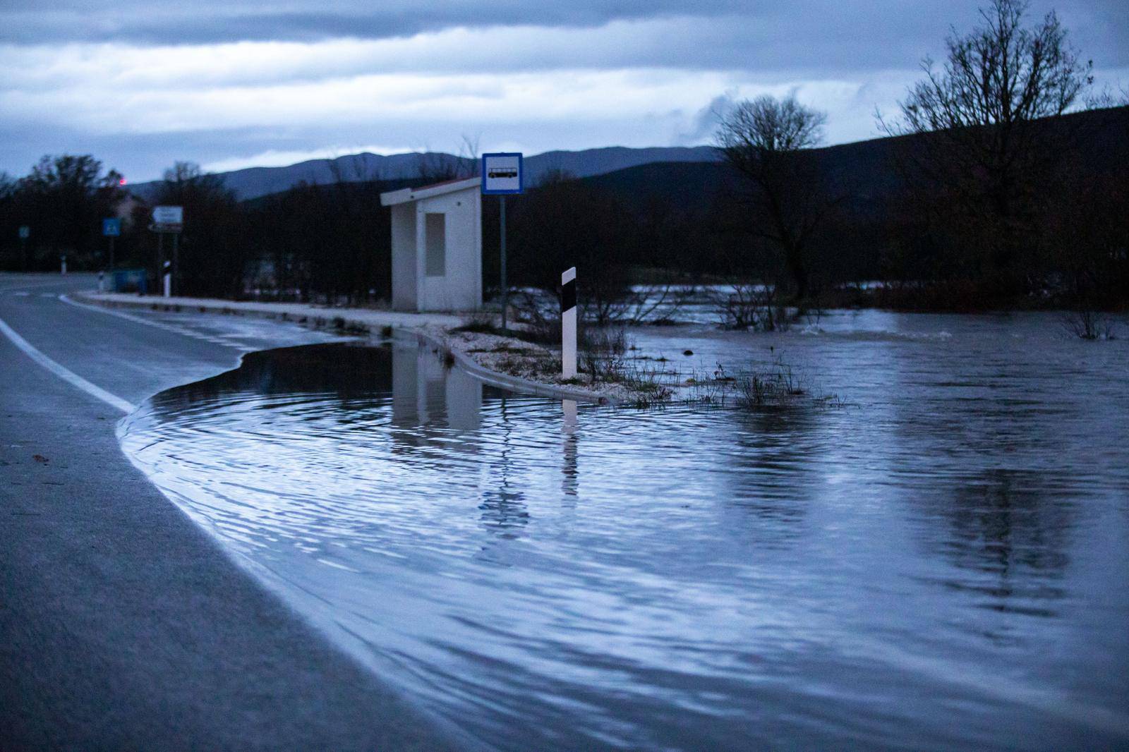 Poplavljena je cesta između Dicma i Biskog