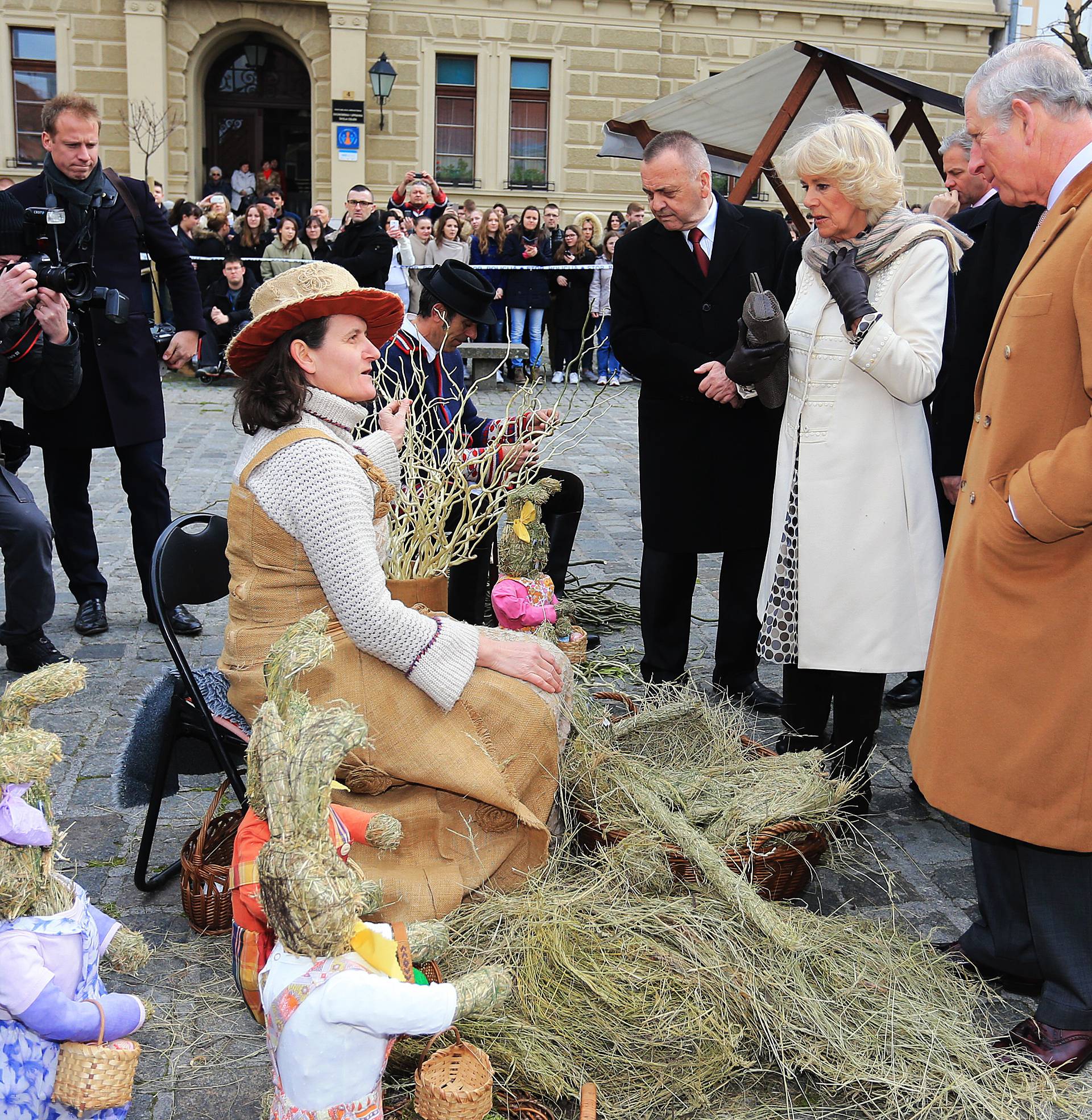 Charles i Camilla u Osijeku: Na trgu ih je dočekalo 2000 ljudi