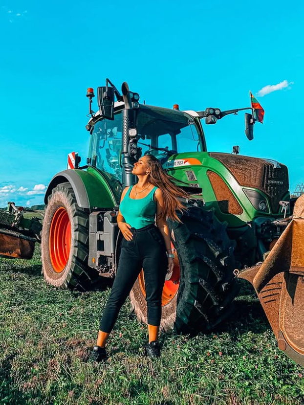 FOTO Vruća farmerica: Vozim traktor i radim teške poslove, ali uvijek u top kombinacijama