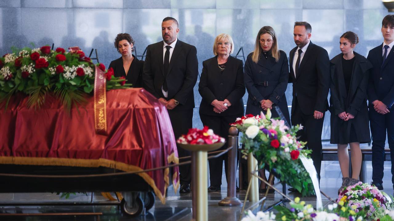 FOTO Posljednji ispraćaj: Obitelj i kolege oprostili se od glumca Željka Vukmirice na Mirogoju