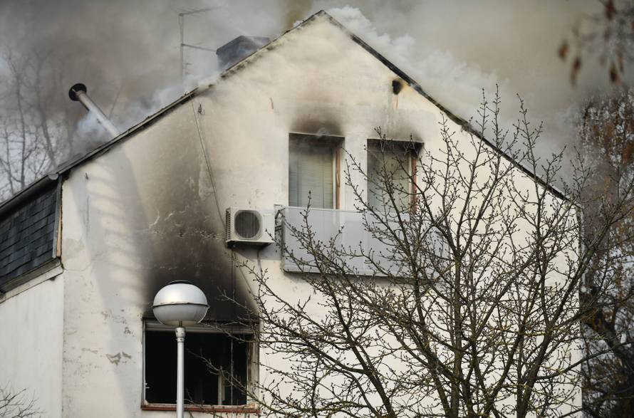 Zagreb: Vatrogasci gase požar na obiteljskoj kući u Maksimiru