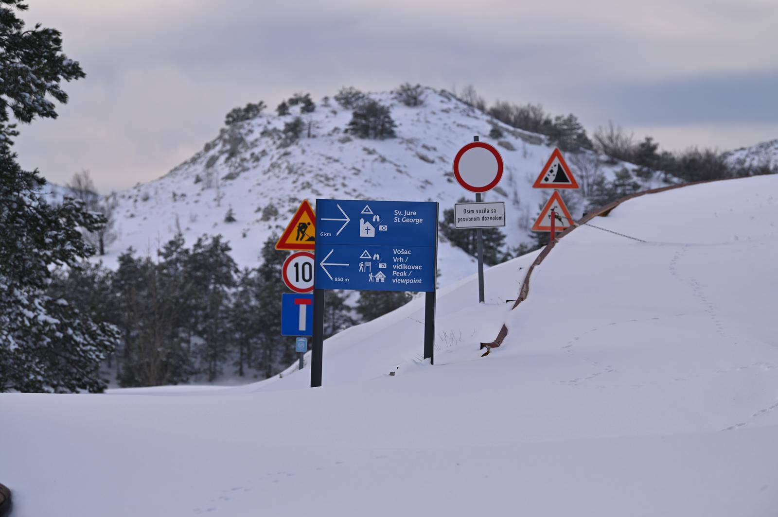 Snijeg okovao Biokovo, rali?ar Mišo Gojak sa svojom frezom ulaže velike napore da cesta postane prohodna.