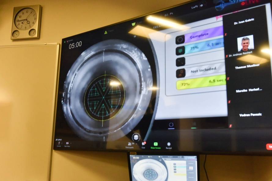 Nikica Gabrić predstavio nova tehnološka istraživanja i izveo 6 oftamoloških zahvata u 2 sata