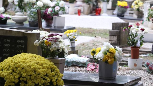 Split: GraÄani obilaze groblja najmilijih na Lovrincu