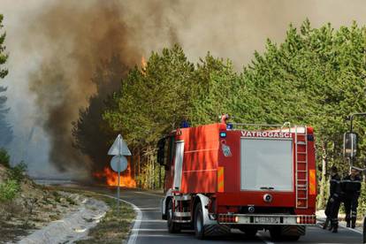 Gasitelji zarobljeni u vatrenom obruču: Spasili su ih avioni