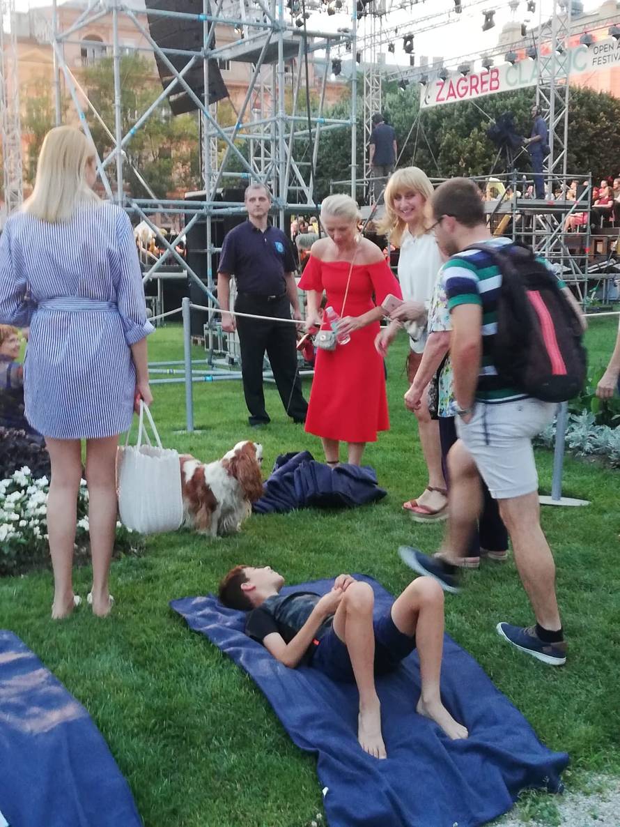 Kolar i Trbović dijelile publici deke na koncertu Zbora HRT-a