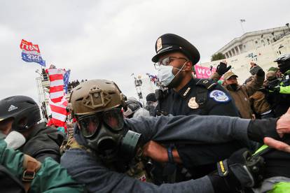 Pogledajte fotografije kaosa u Americi: Kapitol devastiran