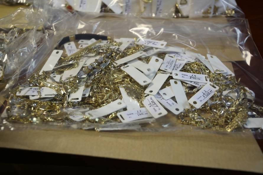 Pljačkali i u Zagrebu?! Bježali su, policajac ih prskao sprejem