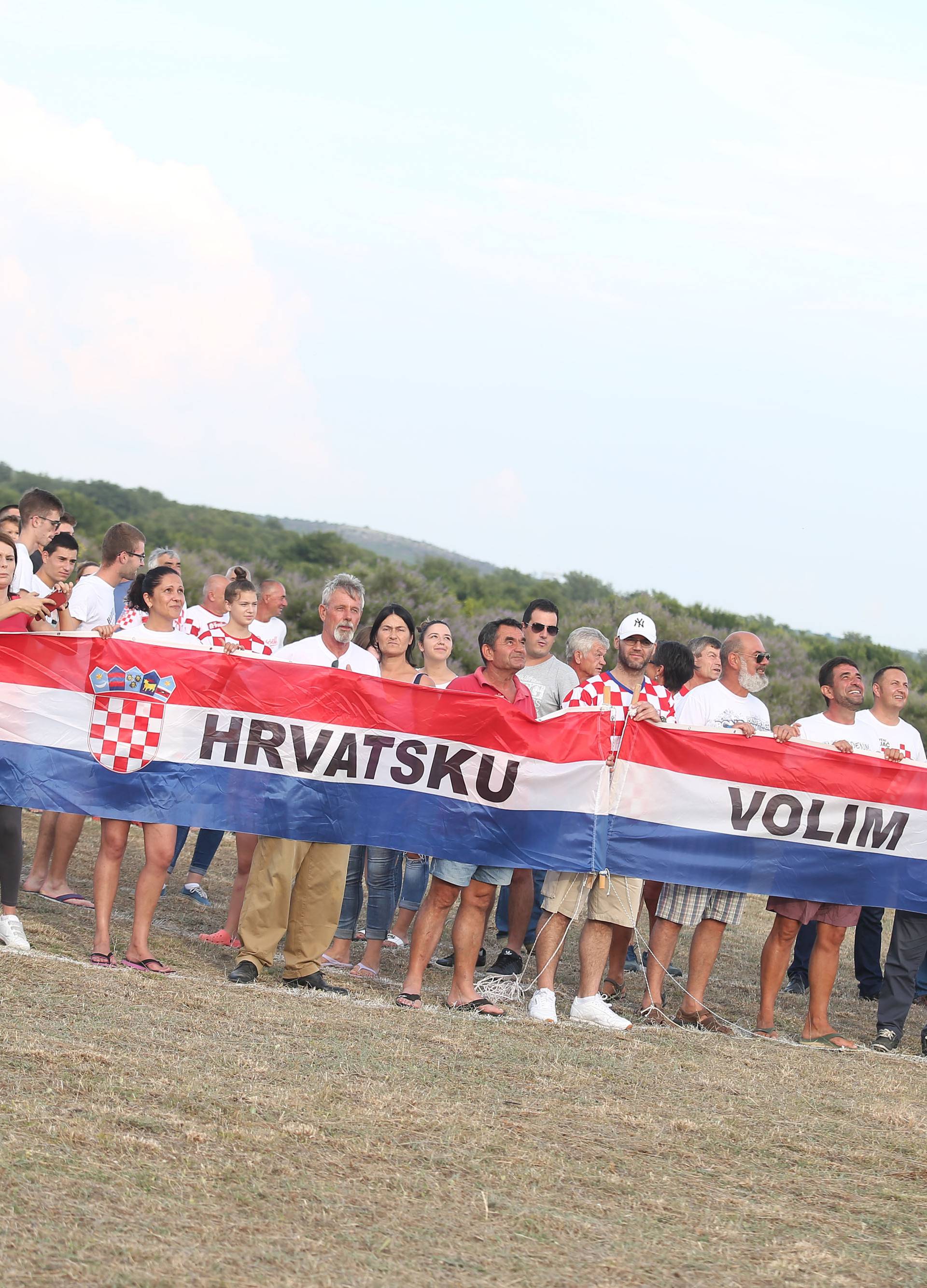 Navijači iscrtali oblik Danijela Subašića i poruku za Ćustića