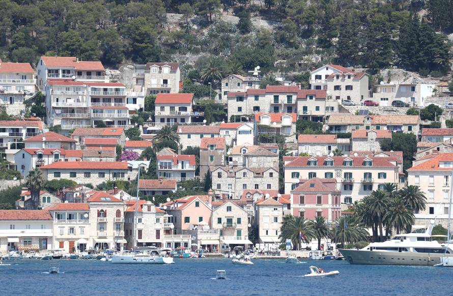 Tko zaspi na hvarskim ulicama, jao si ga njemu - kazna 400 €