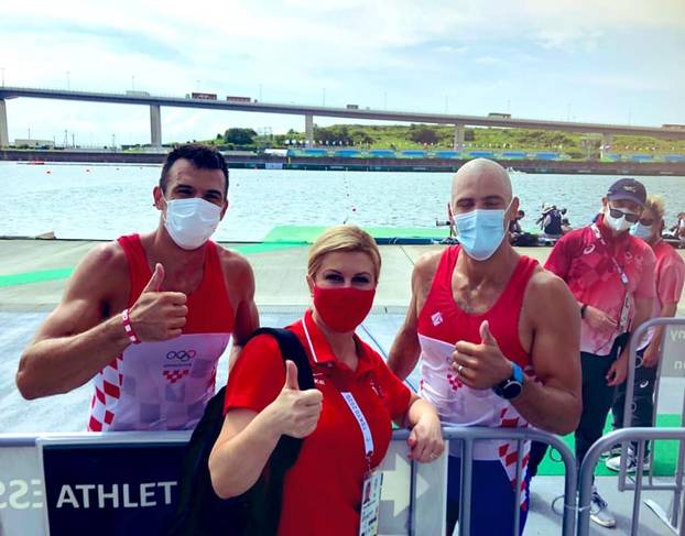 FOTO Kad Kolinda navija: Pila je pivo, klečala pred TV-om, ušla u svlačionicu i pokisnula kao miš