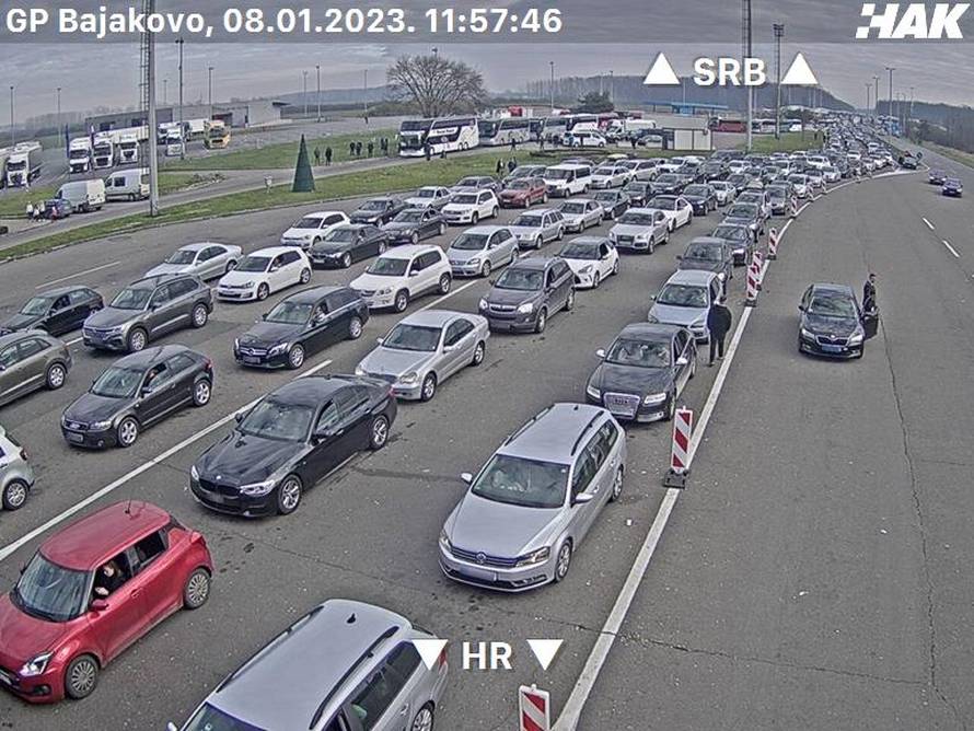 VIDEO Prometni kaos: Gužve na autocestama, satima se čeka na ulaz u Hrvatsku iz Srbije i BiH