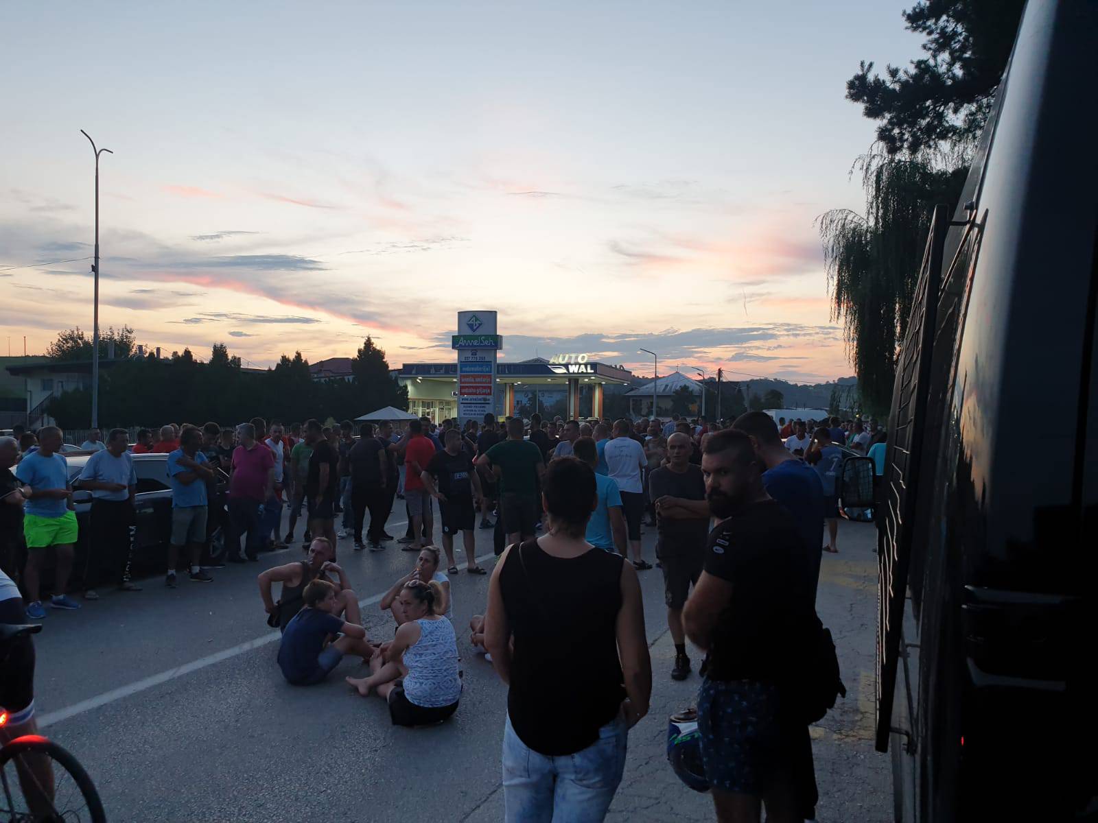 Prosvjed protiv migranata u Velikoj Kladuši: Napali buseve kojima ih dovoze, blokirali cestu