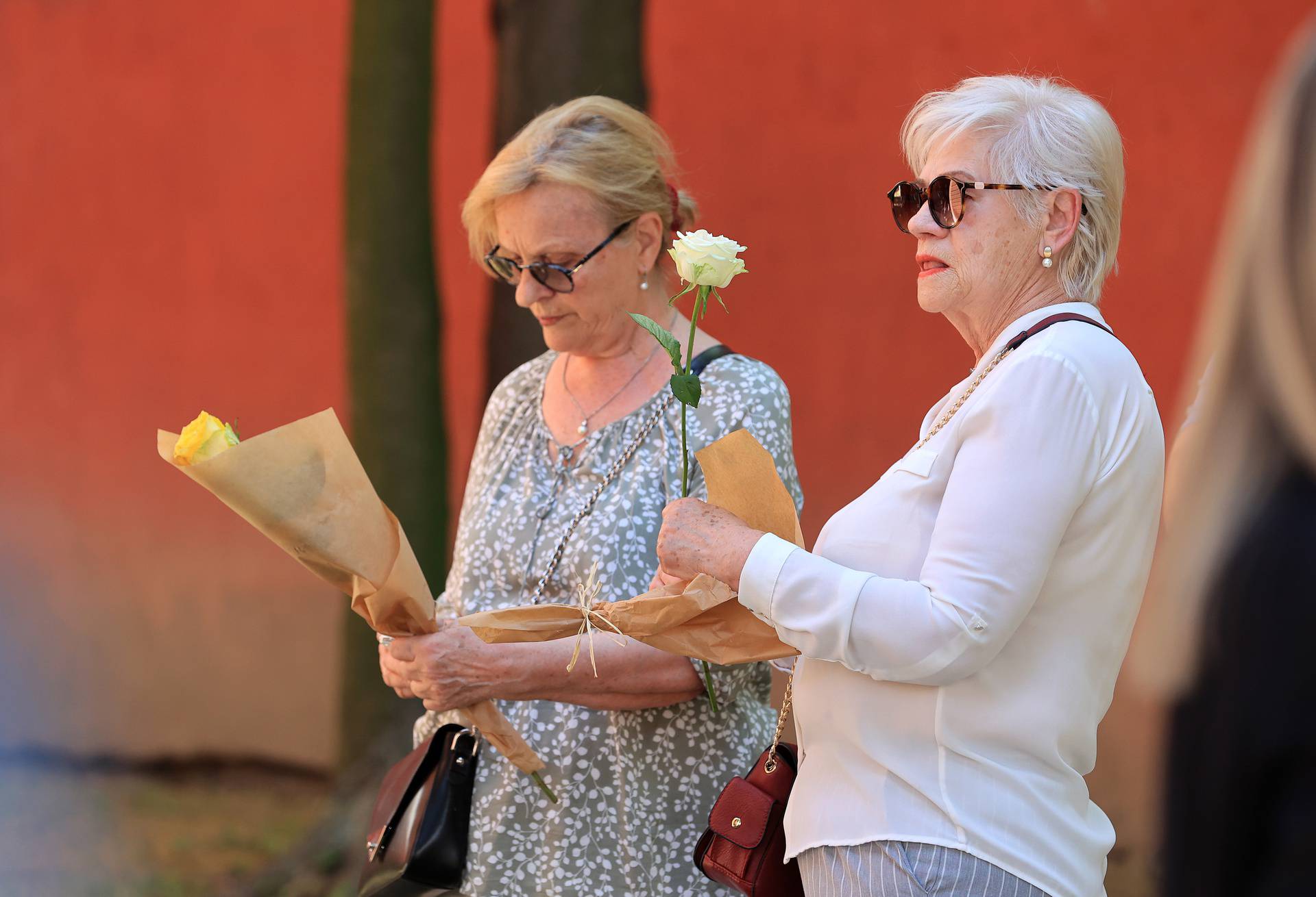 Beograd: Žene s cvijećem okupljaju se ispred crkve Svetog Antuna Padovanskog na ispraćaj Mateja Periša