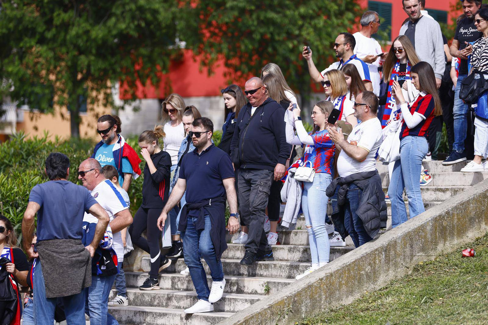Split: Okupljanje navijača ispred Poljuda uoči početka utakmcie između Hajduka i Dinama