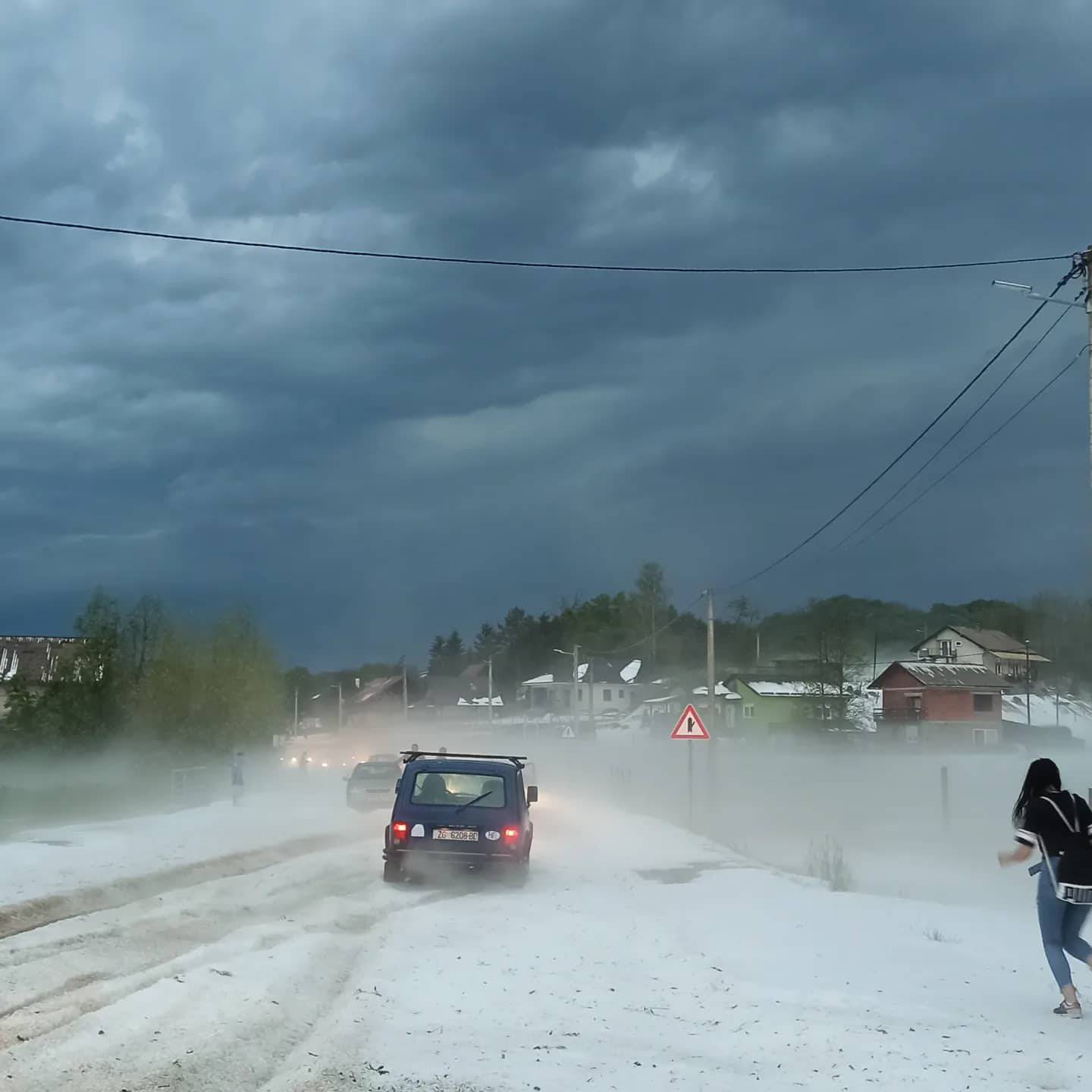 VIDEO Pogledajte kako je tuča izazvala kaos u Zagorju: Ceste pune leda, automobili zapeli