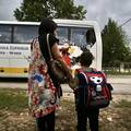 Nikola iz zaseoka Jukići na cesti gleda kako školski bus prolazi. U školu ga zato voze susjedi...