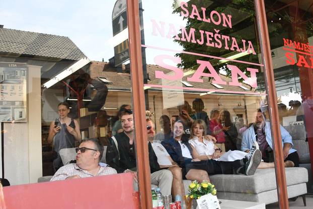 Bjelovar: Glumci u sklopu BOk festivala sami su bili eksponati u izlogu namještaja San