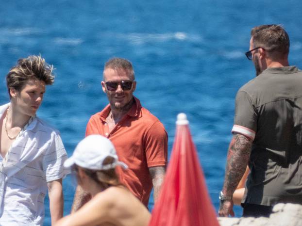 EKSKLUZIVNE FOTOGRAFIJE David Beckham veselo fotografirao Victoriu i djecu na odmoru u Hrvatskoj 