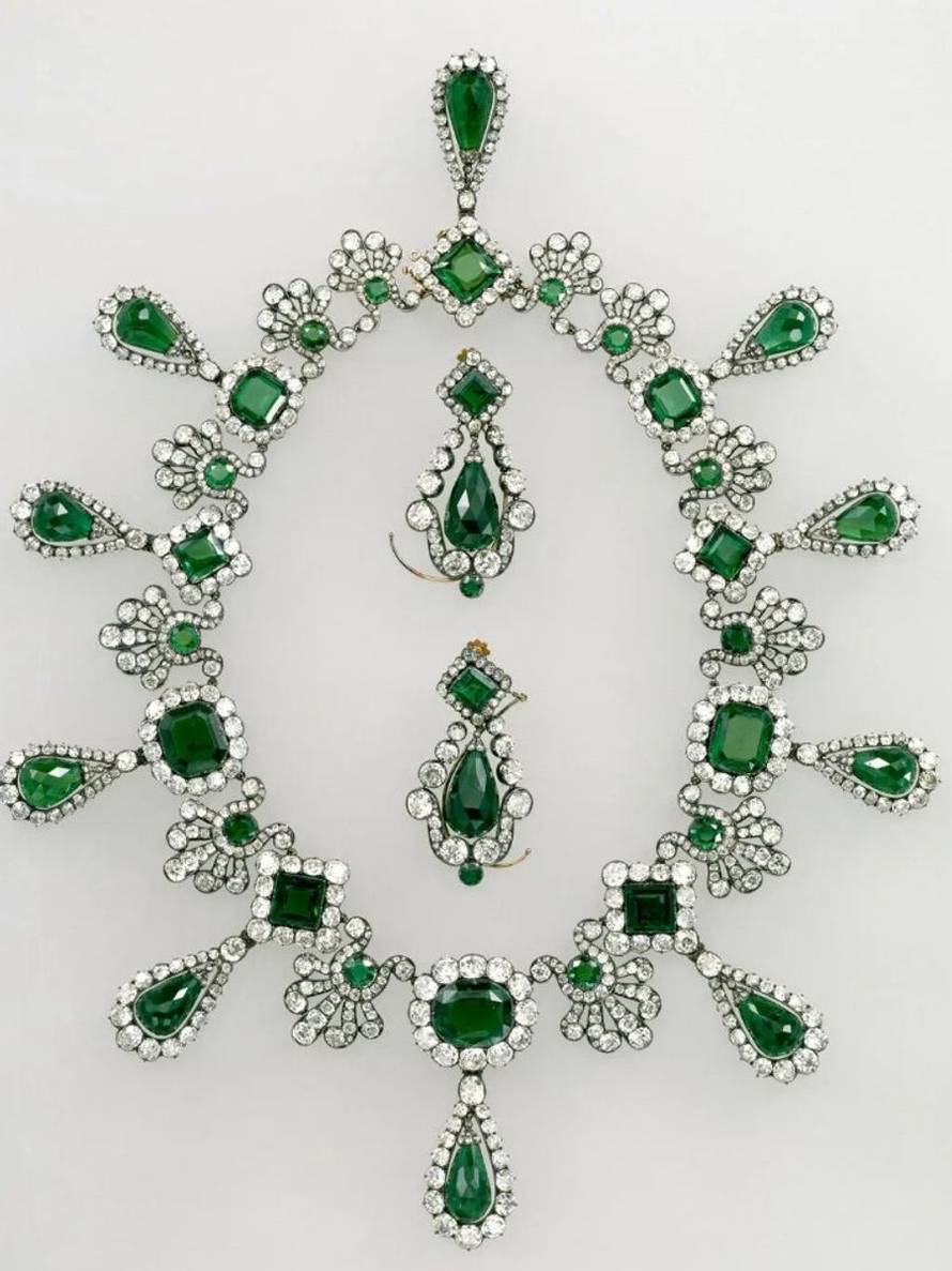 FOTO Policija traga za lopovima koji su pokrali nakit iz Louvrea: 'Ovo je sada utrka s vremenom'