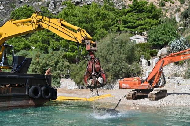 Nastavlja se rušenje bespravno izgrađenih objekata u uvali Vruja