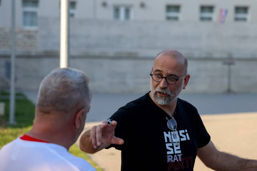 Benkovac: Organizatori benkovačkog festivala "Nosi se" koji je odgođen nakon prosvjeda branitelja održali mirni prosvjed