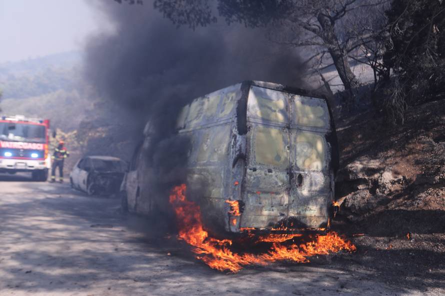 Pisak: Kombi zahvatio plamen tijekom požara