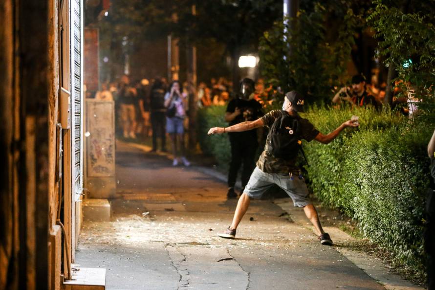Beograd: Novi prosvjed na beogradskim ulicama, okupljeni su bacali kamenje i pirotehnička sredstva
