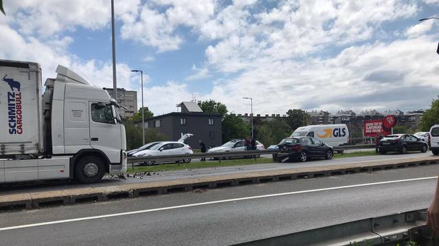 U lančanom sudaru kamiona i tri automobila u Zagrebu jedan ozlijeđen: 'Kaos je do Žitnjaka!'