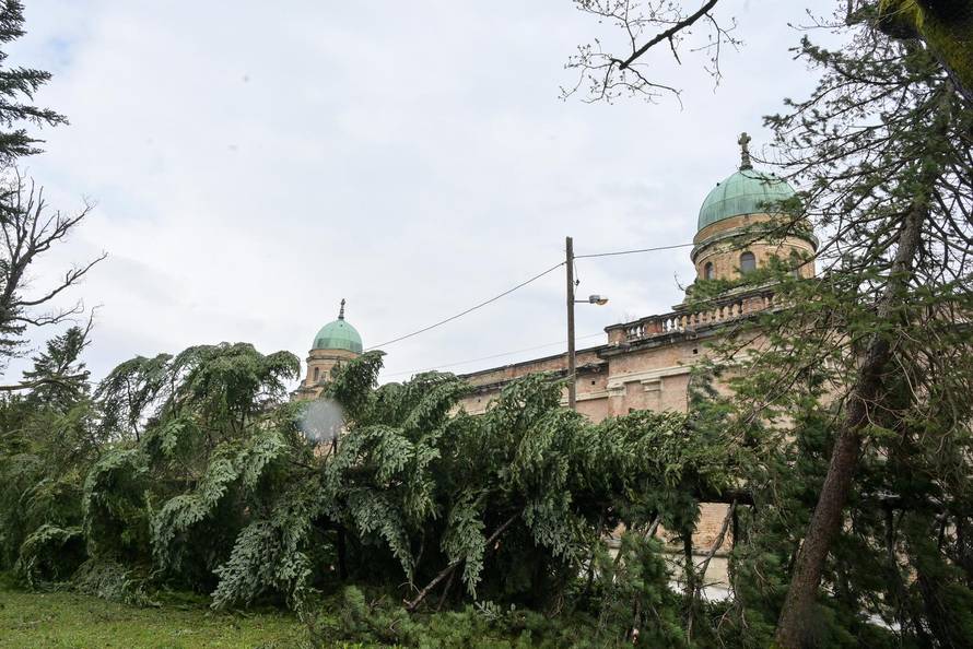 Zagreb: U nevremenu teško oštećeno gradsko groblje Mirogoj