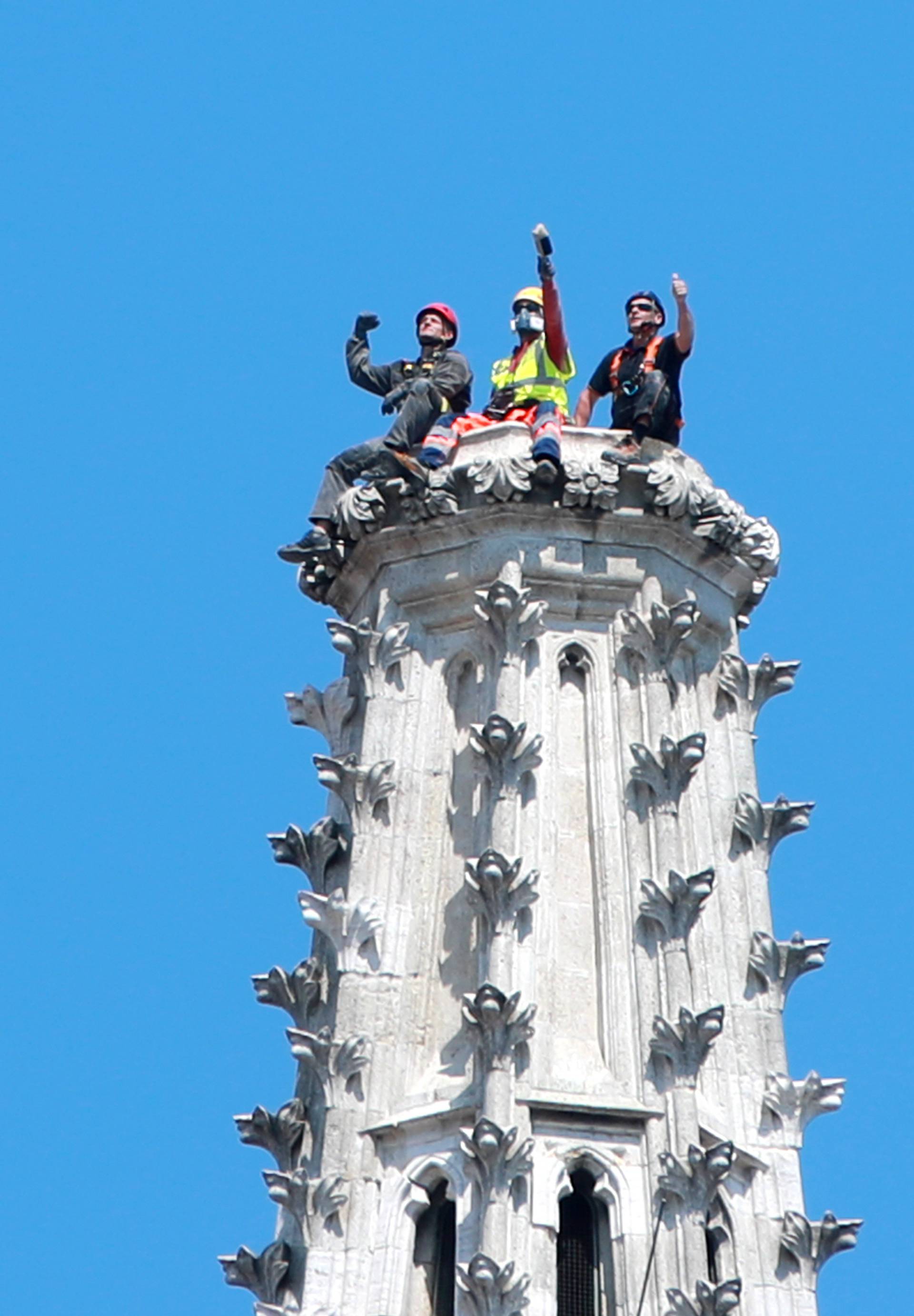 Zagreb: Alpinisti na vrhu katedrale prilegli i snimili pokoju fotografiju za pamćenje
