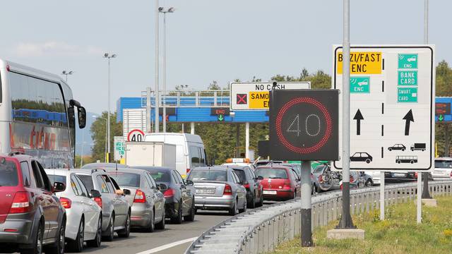 Na naplatnoj postaji Lučko stvarale su se dodatne gužve zbog pada sustava kartičnog plaćanja