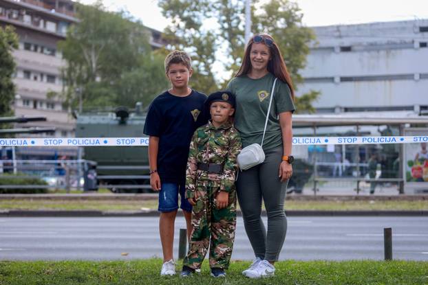 Zagreb: Građani se okupljaju duž trase vojnog mimohoda