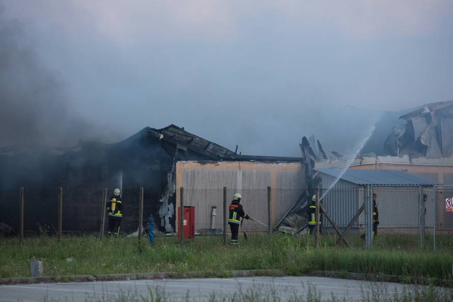 AndrijaÅ¡evci: Izgorjela Pikova farma svinja, stradalo 1000 svinja?
