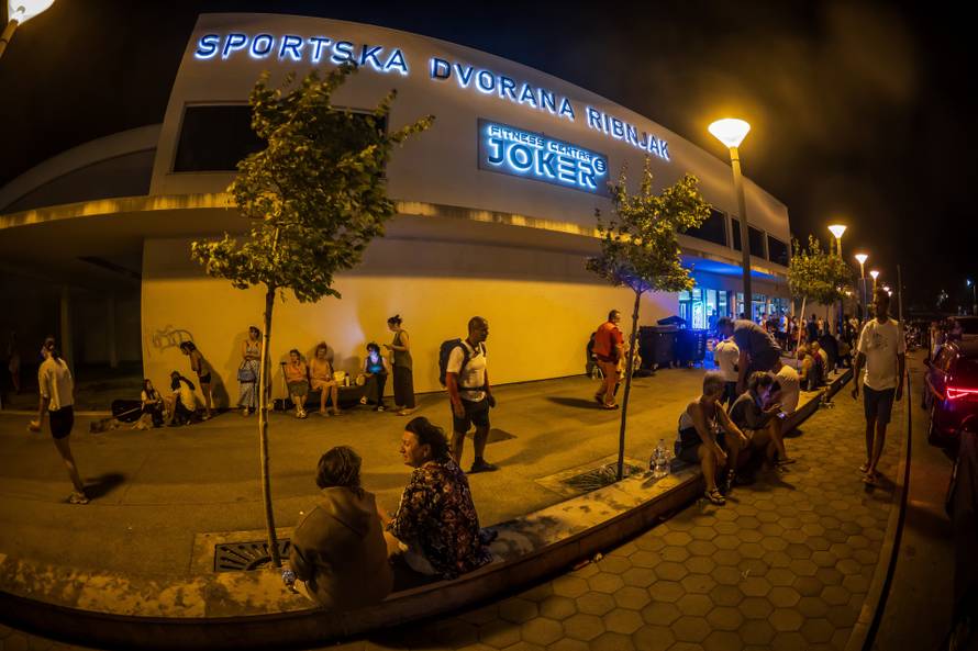 Omis:  Prihvatni centar u sportskoj dvorani Ribnik.
