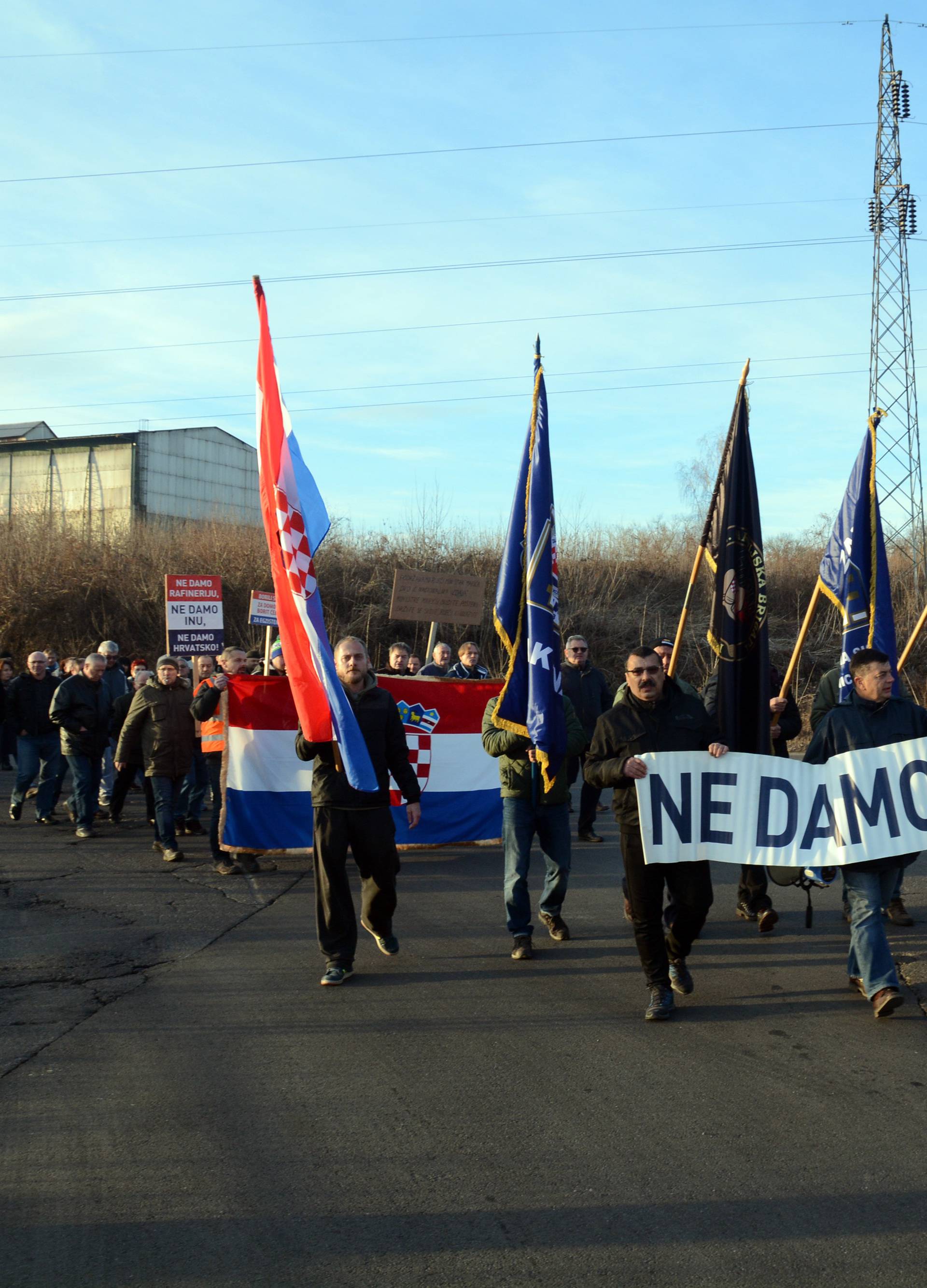 Radnici Rafinerije nafte Sisak prosvjeduju zbog zatvaranja tvrtke