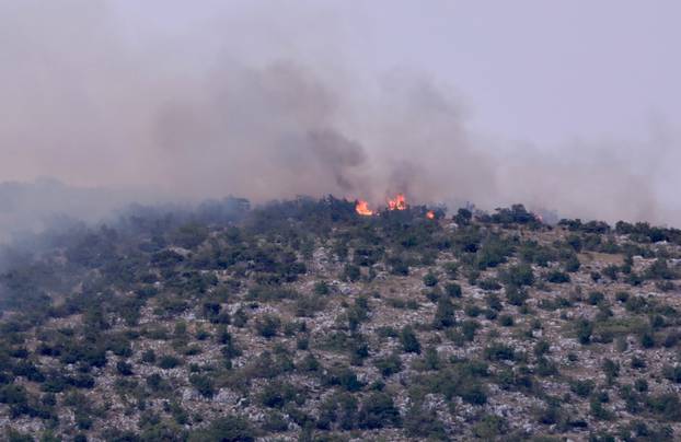 Dugopolje: Nekoliko požara izbilo iznad A1 nakon grmljavinskog nevremena