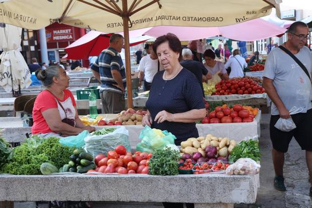 FOTO Krumpira, luka, rajčica i lubenica! Pogledajte cijene voća i povrća na šibenskoj tržnici