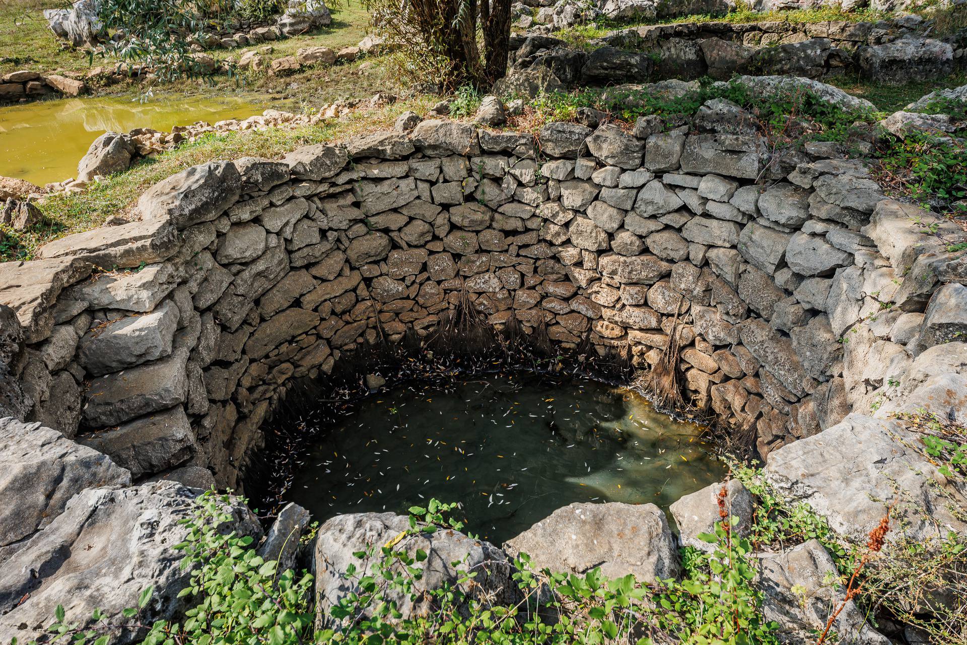 Malo ljudi zna za ove misteriozne bunare u Dalmatinskoj zagori, legenda kaže da nikad nisu presušili