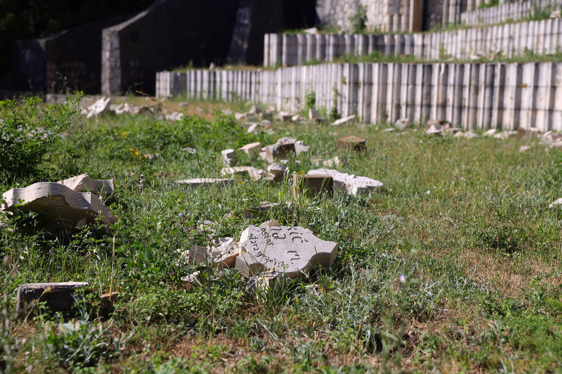 Ponovo devastirano Partizansko spomen groblje u Mostaru